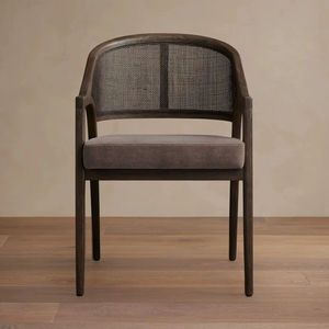 Silla de Comedor Premium con Brazos de Madera de Teca Sólida y Respaldo con Detalles de Ratán – Asiento Acolchado Confortable para Hoteles y Comedores de Lujo - Product Image 1