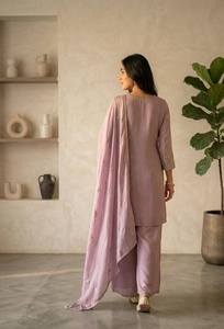 Costume de mariée Salwar très demandé pour les mariages et les fêtes, provenant d'un fournisseur indien, disponible à prix de gros. - Product Image 2
