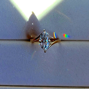 Anillo de Compromiso y Boda Clásico con Diamante Cultivado en Laboratorio de Corte Marquesa de 1.5 CT, Oro de 14k, D VVS2, Certificado IGI, Chapado en Platino - Product Image 1