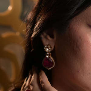 Juego de pendientes de plata de ley 925 con rubíes, diamantes Polki y esmeraldas en forma de pera, modelo Royal Gulabi Rani Haar Gajaah, para mujer. - Product Image 2