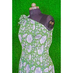 เดรสผ้าฝ้ายคุณภาพสูงมาใหม่สำหรับฤดูร้อน ดีไซน์หวานประดับลูกไม้ เป็นมิตรต่อสิ่งแวดล้อม แบบไหล่เดียว พิมพ์ลายดอกไม้สีเขียว ความยาวปานกลาง สไตล์ลำลอง - Product Image 6