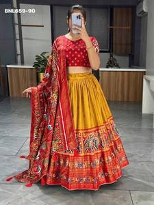 ชุดเลเฮนกา-โชลีและผ้าคลุมไหล่ คอลเลคชั่นพรีเมียม ดีไซน์ใหม่ ผ้าไหมโดลา พิมพ์ลายปาโตลาและปายทานี พร้อมงานปักฟอยล์ จากซัพพลายเออร์อินเดีย - Product Image 6