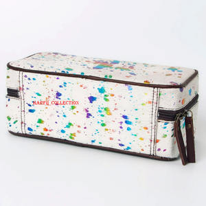 Bolso de mano rectangular para mujer con superficie de piel con textura de pintura abstracta y cierre de cremallera, ideal para la noche. - Product Image 3