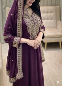 ชุดเดรสยาวแบบ Anarkali ผ้าจอร์เจตต์หรูหรา ปักลายดิ้นทองหนัก  ชุดคุर्ติสำหรับงานแต่งงานแบบอินเดียและปากีสถาน ชุดสัลวาร์สำหรับงานปาร์ตี้ - Product Image 2
