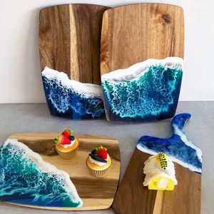 Planche de service ronde artisanale en résine et bois d'acacia, motif vague marine bleue, plateau à charcuterie circulaire en époxy, cadeau - Product Image 1