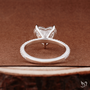 Anillo de Compromiso y Boda con Diamante Cultivado en Laboratorio de Corte Corazón de 3CT, Banda Pavé de Tres Filas, Diseño Audaz y Romántico, Oro de 10K - Product Image 2