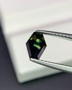 Saphir naturel de forme fantaisie gris 2,00 carats certifié par un tiers, pierre précieuse en vrac pour la fabrication de bijoux, fournisseur en gros ZUBEDA - Product Image 2