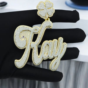 Colgante Personalizado con Nombre de Ray, con Incrustaciones de Moissanita y Diseño de Trébol, Joyería Hip Hop, Acabado Dorado, Dije de Lujo para Cadena - Product Image 1