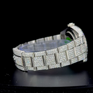 Montre entièrement sertie de diamants en or blanc avec cadran noir et chiffres romains, certifiée par un testeur de diamants 24,5 carats, sertie de moissanite. - Product Image 5