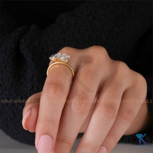 แหวนหมั้นเพชรทรงลูกแพร์และทรงมรกต เพชรเลี้ยงในห้องปฏิบัติการ ทองคำแท้สีเหลือง สองเม็ด เครื่องประดับเจ้าสาวคุณภาพสูง ขายส่ง - Product Image 6