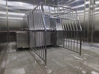 Industriële reinigingsapparatuur voor het reinigen van containers in een vleesverwerkingsbedrijf, 30-50 stuks per uur, trolley wasmachine.