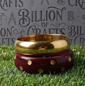 Billion of Crafts Ensemble de 2 bracelets modernes faits main en bois et laiton, ronds, polis, motif amour - Product Image 5