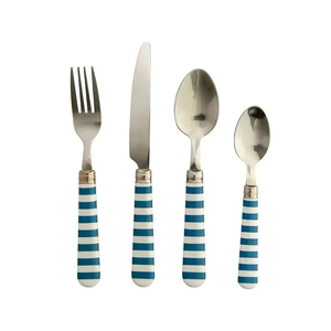 Ensemble de couverts modernes et durables en acier inoxydable avec manche en plastique - Product Image 3