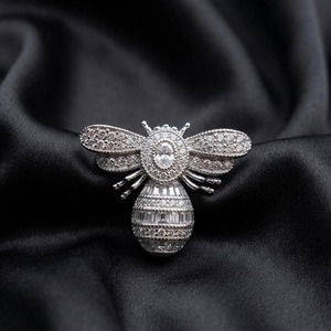 Broche de Abeja con Diamantes, Insecto Abeja, Plata de Ley 925, Chapado en Oro Blanco de 14k, Certificado IGI/GRA, Minimalista para Boda - Product Image 1