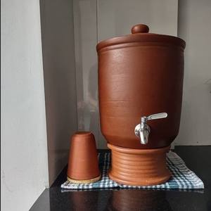 Jarra de Agua Artesanal de Barro con Soporte, Tapa de Barro y Grifo de Acero Inoxidable para Agua Potable Naturalmente Fría - Product Image 1