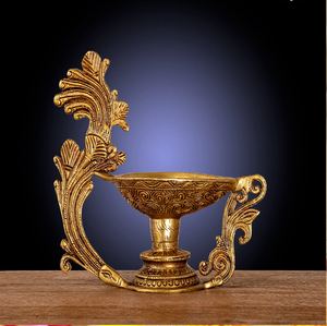 Lampe à huile en laiton sur pied, ornée d'un fini en forme de paon dans une arche circulaire, disponible à prix de gros. - Product Image 2
