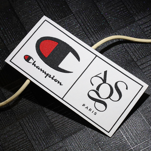 Motif de patch tissé avec un emblème traditionnel brodé sur un escutcheon classique d'équipe de football noir et blanc. - Product Image 2