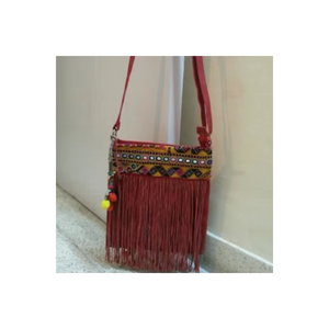 Sac bandoulière brodé fait main avec fermeture à rabat, en textile rouge, élégant pour un usage quotidien - Product Image 1