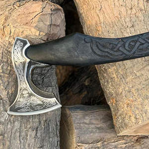 Hache artisanale sur le thème des Vikings avec poignée en cuir de qualité supérieure et tête gravée pour décoration murale - Product Image 6