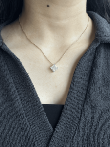 Collar con Colgante de Oro de Lujo con Diamante Cultivado en Laboratorio de Corte Cojín de 3.30ct, Certificado IGI, Engaste Solitario de Cuatro Puntas, Joyería para Mujer - Product Image 1