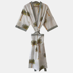 Kimono largo de algodón hecho a mano con estampado de palmeras, cuello en V, con bolsillos y borde a rayas en contraste, ajuste cómodo. - Product Image 1