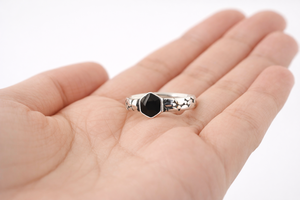 แหวนเงินแท้ 925 รูปหกเหลี่ยมเคลือบสีดำสำหรับคุณแม่ - Product Image 2