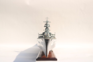 Maquette de navire de guerre allemande Bismarck en bois, faite à la main - Modèle historique de la marine de la Seconde Guerre mondiale pour la décoration de la maison ou du bureau - Product Image 4