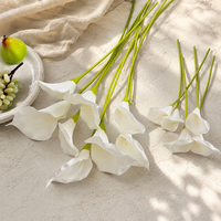 Vente en gros de compositions florales artificielles de lys blancs de grande taille pour le Nouvel An, modernes, faites à la main, lavables et respectueuses de l'environnement
