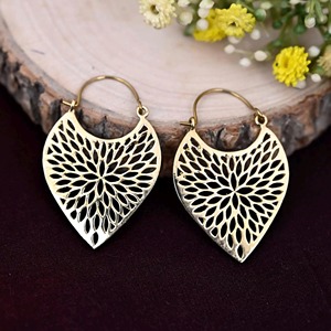 Antique Creations - Pendientes de Aro de Latón Chapado en Oro con Diseño Floral Recortado, Forma Irregular, Joyería Moderna Pulida - Product Image 3