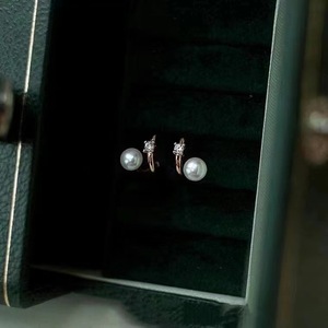 Pendientes de Plata de Ley S925 con Perlas Naturales de Wenchi, Forma Redonda de 9-10 mm, Modernos con Ligeras Imperfecciones en la Parte Delantera, China - Product Image 1