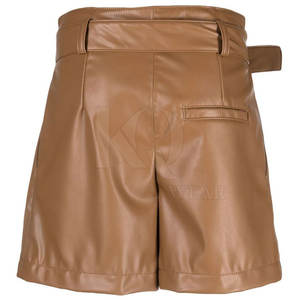 Shorts en cuir élégants pour hommes avec un design épuré, des poches fonctionnelles et une finition extérieure lisse - Product Image 2
