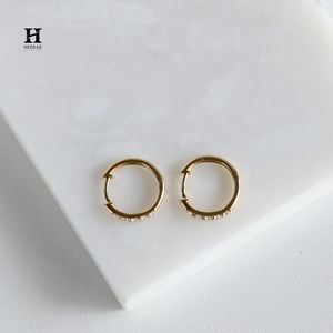 Clásicos Pendientes de Aro Huggie de Eternit con Diamantes Redondos de 14K y Engaste Compartido, Pequeños Aros para Mujer, Joyería Fina - Product Image 5