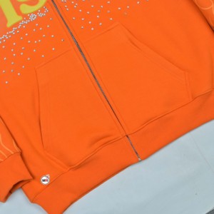 เสื้อฮู้ดผู้ชายสีส้มแบบกำหนดเองสำหรับฤดูหนาว ผ้าฝ้ายฟลีซ มีกระเป๋าหน้า พิมพ์ลายตัวอักษรประดับเพชรรูปเปลวไฟ - Product Image 6
