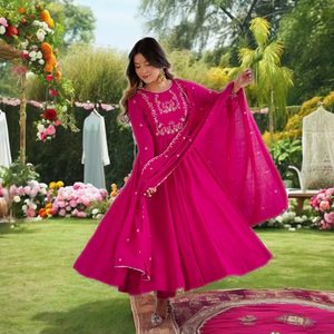 Traje de Fiesta Moderno con Dupatta, Cuello de Seda Chanderi Romana Pura y Adornos de Cuentas Hechos a Mano - Product Image 1