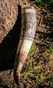 Corne à boire Viking au design unique, tasse en corne naturelle de qualité alimentaire pour la bière et la décoration intérieure, disponible à la vente - Product Image 6