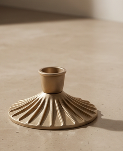 Portavelas Metálico Minimalista con Acabado Dorado, Base Redonda Acanalada Moderna, Soporte Arquitectónico Tipo Pilar, Decoración Nórdica para el Hogar - Product Image 1