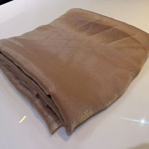 Saris en satin de nylon avec finition brillante, style uni, tissu tissé de poids moyen pour occasions spéciales - Product Image 1