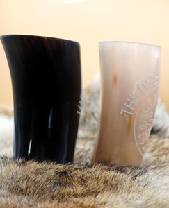 Vaso de cuerno de buey estilo americano con copa de chupito supergrabada, vaso para beber cerveza, vaso de chupito para café, estilo vikingo, con tamaño personalizado - Product Image 2