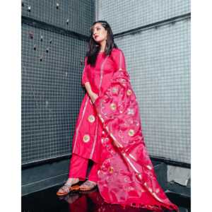 Ensemble de costume en satin rose rubis taille XS - Product Image 1