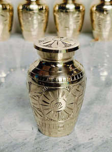 Urne de crémation en laiton artistique traditionnelle pour adultes pour le stockage sécurisé des cendres avec couvercle fileté fait main protecteur - Product Image 3