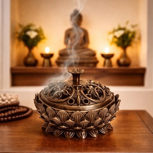 Brûle-encens traditionnel en bronze avec motif de lotus et couvercle sculpté pour usage religieux - Product Image 1