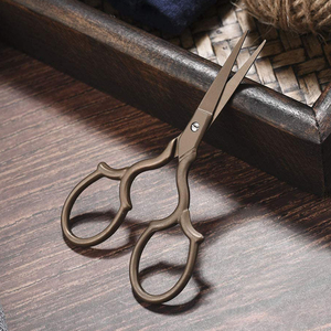 กรรไกรแฟนซีทำจากสแตนเลส ปลายแหลม ขนาด 3.5 นิ้ว สำหรับงานเย็บปักถักร้อย งานเย็บมือ และงานร้อยด้าย - Product Image 2