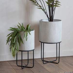 Jardinière en métal de style contemporain pour les jardins de balcon d'appartement, offrant une présentation compacte et élégante des plantes - Product Image 6