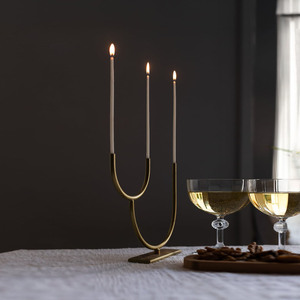 Candélabre moderne en or en forme de U avec trois chandeliers fins sur une base rectangulaire pour une décoration chic et minimaliste - Product Image 4