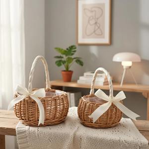 Panier en osier tressé à la main avec poignée et ruban décoratif, idéal pour les demoiselles d'honneur et la décoration intérieure, provenant d'Inde - Product Image 2