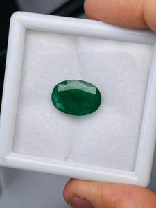Esmeralda Natural de Zambia, Corte Ovalado, 8.10 Quilates, Calidad AAA, Certificación IGI, Brillo Excelente, Color Verde Agradable, Corte Perfecto, Precio Económico - Product Image 1