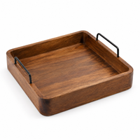 Plateau de service carré moderne en bois |   Poignées en métal brun bois chaud, bords surélevés, multifonctionnelles pour café, thé, collations, repas