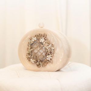 Elegante Bolso de Mano de Resina con Adornos Florales y Detalles de Perlas, Redondo, Artístico, para Regalo de Boda o Decoración - Product Image 4