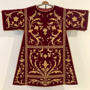 Robe de liturgie religieuse en satin blanc avec motif floral brodé or, couleur et logo personnalisés, pour homme - Product Image 1