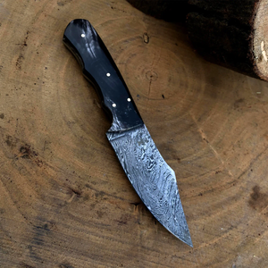 Cuchillo de Caza y Camping Multifuncional de Acero Damasco con Alto Contenido de Carbono, Hoja Recta, Espiga Completa y Mango de Madera Pakka - Product Image 3